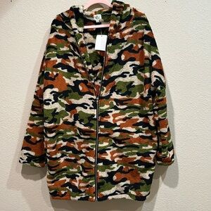 Nwt Camo Sherpa jacket. So soft. Size medium. Has pockets and zips. With hood